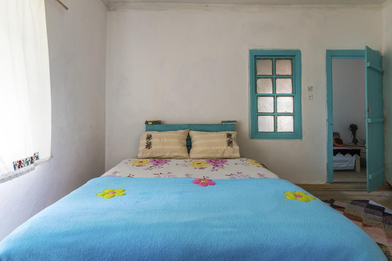 Hobbithousebademler Bed & Breakfast Урла Екстериор снимка