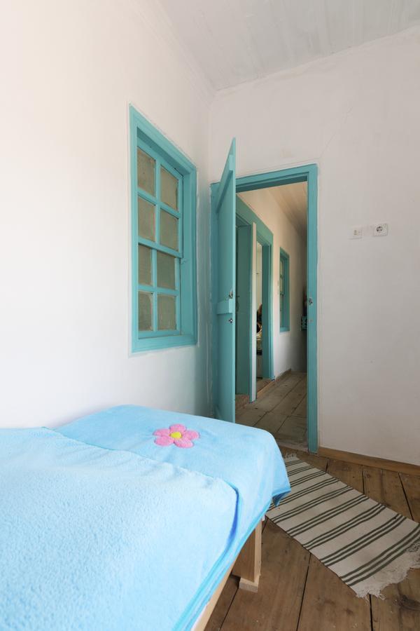 Hobbithousebademler Bed & Breakfast Урла Екстериор снимка