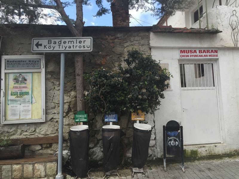 Hobbithousebademler Bed & Breakfast Урла Екстериор снимка