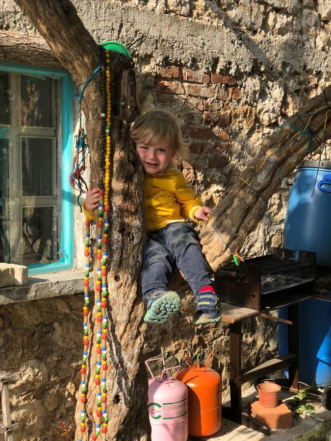 Hobbithousebademler Bed & Breakfast Урла Екстериор снимка